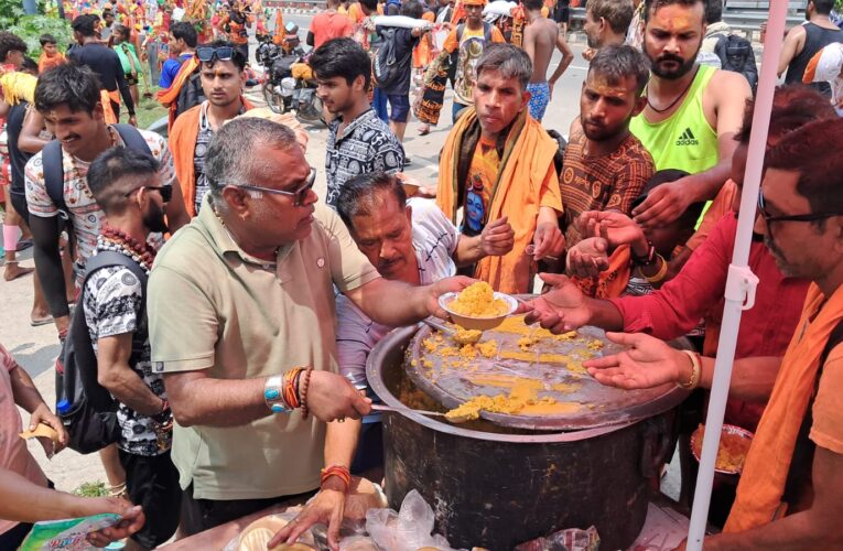 समाजसेवी भूपेंद्र कुमार ने शिव भक्तों की सेवा में शुरू किया भंडारा, देखें वीडियो…