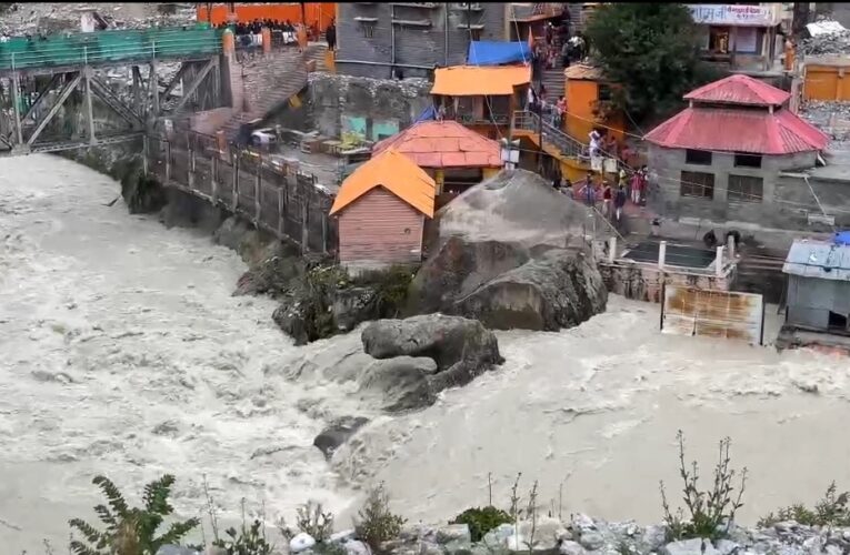 पहाड़ों पर नदियों का बढ़ा जलस्तर, लाउडस्पीकर के माध्यम अलकनंदा के घाटों पर लोगों को दी गई चेतावनी…