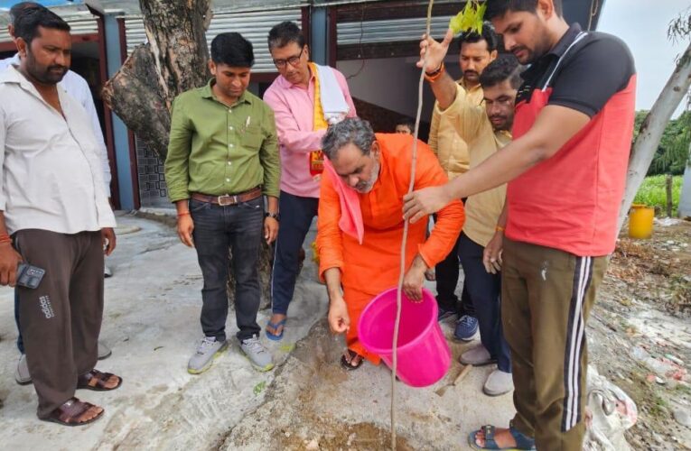 स्वामी यतीश्वरानंद ने हरिद्वार ग्रामीण विधानसभा क्षेत्र के ग्राम फेरुपुर में कई कार्यों के उद्घाटन के साथ रोंपे पौधे…