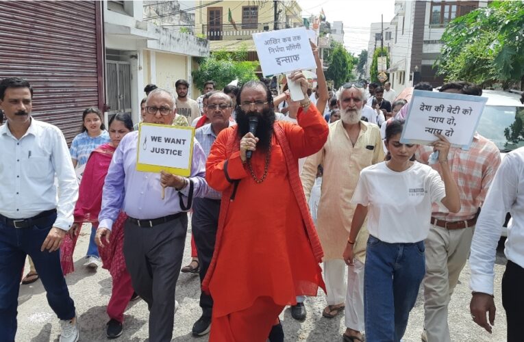 कोलकाता में महिला चिकित्सक से हुई दरिंदगी के विरोध में एसएमजेएन कॉलेज के छात्र-छात्राओं ने किया प्रदर्शन…