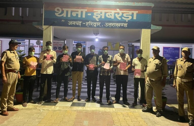 सड़क किनारे शराब पीकर हुडदंग मचाना युवकों को पड़ा भारी, पुलिस ने 08 के विरूद्ध पुलिस एक्ट के अन्तर्गत की कार्रवाई…