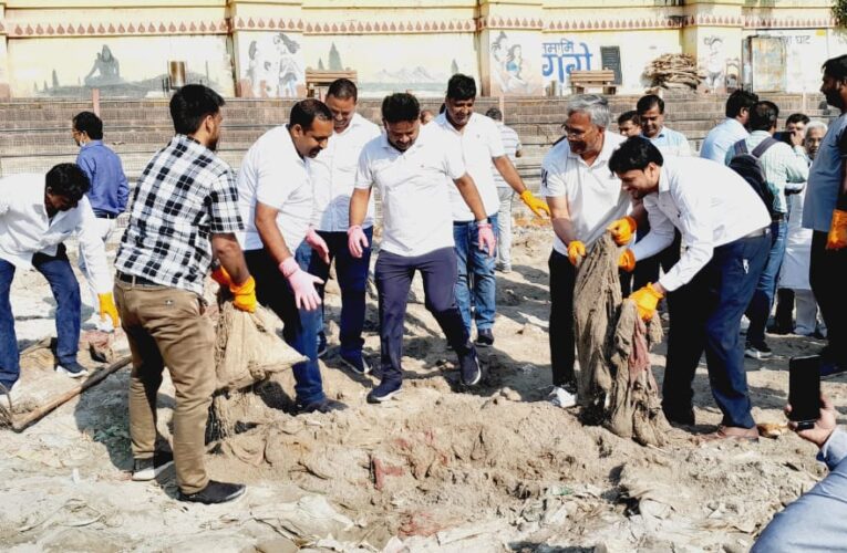 गंगा बंदी के दौरान बीजेपी ने चलाया सफाई अभियान, सासंद त्रिवेंद्र सिंह रावत, विधायक मदन कौशिक और आदेश चौहान ने भी किया श्रमदान…