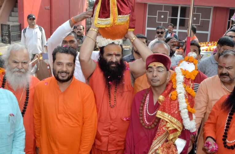 गंगाजल कलश लेकर पशुपतिनाथ मंदिर रवाना हुए गंगोत्री धाम के रावल…