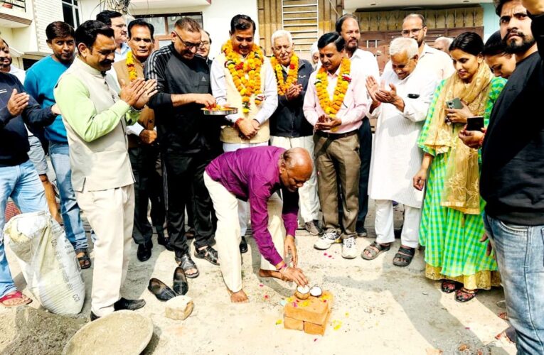 रानीपुर विधायक आदेश चौहान ने पूजन कर सड़क के पुनर्निर्माण का कार्य कराया शुरू…