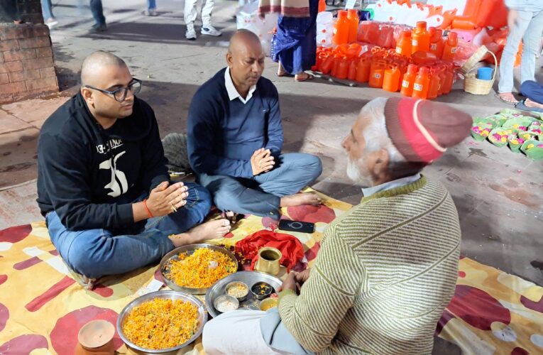 दिवंगत सुनील कुमार श्रीवास्तव की अस्थियां विधि विधान से गंगा में हुई विसर्जित