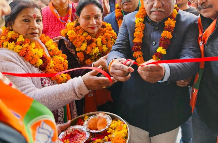 मुख्य चुनाव कार्यालय के उद्घाटन के पश्चात भाजपा मेयर प्रत्याशी किरण जैसल ने विभिन्न वार्डों में चुनावी कार्यालयों का किया उद्घाटन…