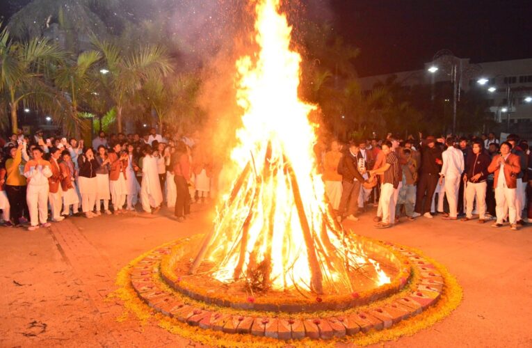 पतंजलि विश्वविद्यालय में गुरु गोविंद सिंह जयंती के उपलक्ष्य में लोहड़ी पर्व का आयोजन…