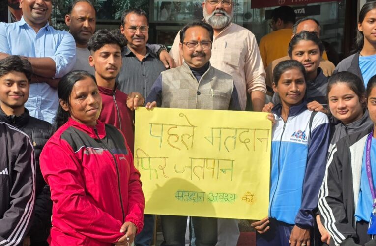 हरिद्वार बॉक्सिंग एसोसिएशन के जिला अध्यक्ष डॉ.विशाल गर्ग द्वारा निकाय चुनाव में वोट डालने की अपील…