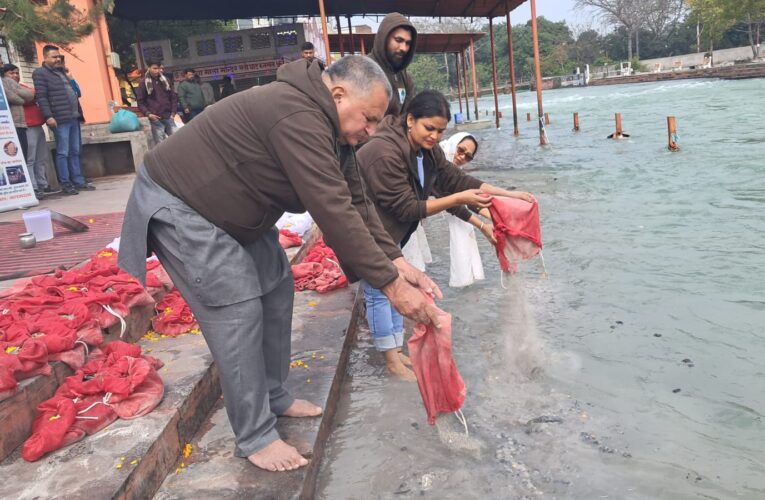 अभिनव समाज संस्था ने सती घाट पर गंगा में विसर्जित की 170 लावारिस लोगों की अस्थियां…