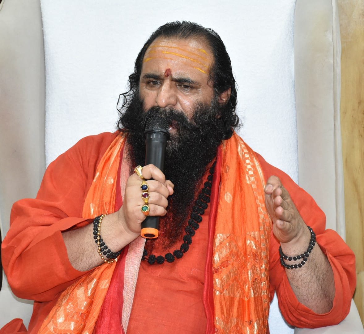 धामी सरकार के तीन सफल वर्षों पर श्री महंत रविंद्र पुरी महाराज ने दी बधाई और शुभकामनाएं…