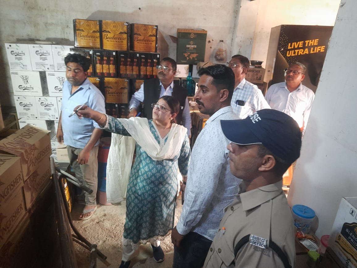 जिलाधिकारी कर्मेंद्र सिंह के निर्देशों के बाद तहसीलदार ने कांगड़ी में अंग्रेजी शराब की दुकान का किया औचक निरीक्षण,मिली खामियां,जानिए