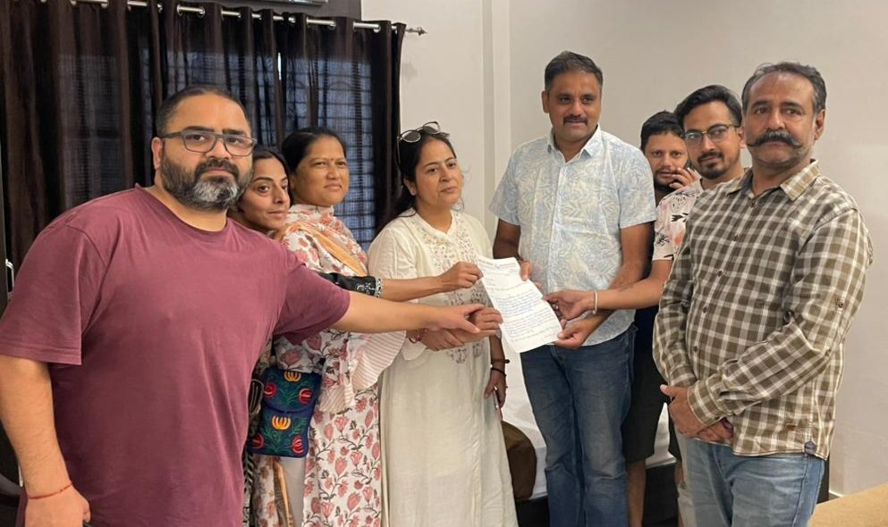 पशुप्रेमियों ने बेजुबानों पर अत्याचार रोकने हेतु पार्षद को दिया ज्ञापन…