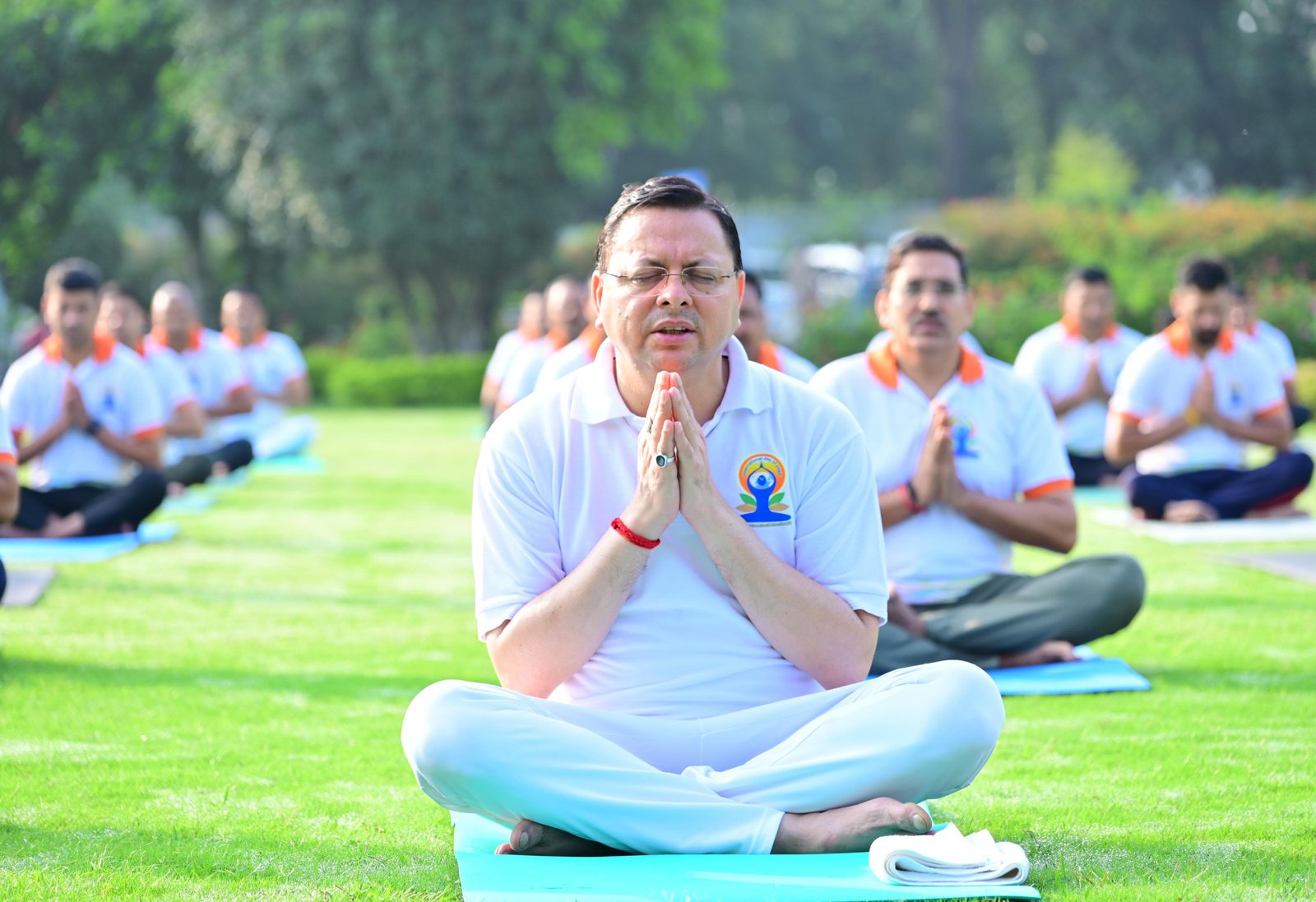 मुख्यमंत्री धामी के साथ अधिकारियों और कर्मचारियों ने किया योगा…