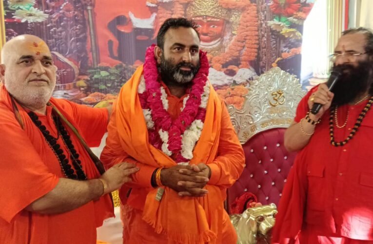 अखाड़ा परिषद अध्यक्ष श्रीमहंत रविंद्रपुरी ने किया महंत कुर्सी पुरी महाराज का स्वागत…