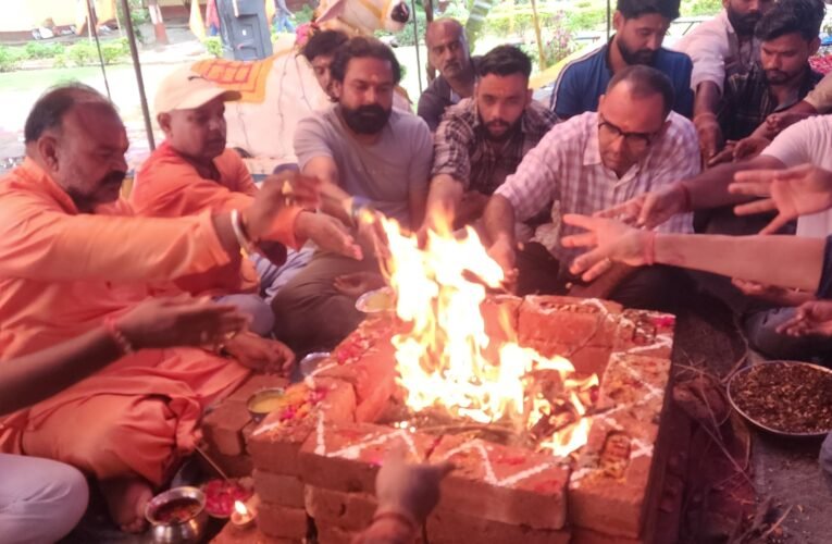 श्री शिवमहापुराण कथा के समापन पर किया हवन यज्ञ…