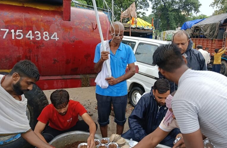 एसडीआईएमटी द्वारा कांवड़ सेवा शिविर में लगाया गया भण्डारा…