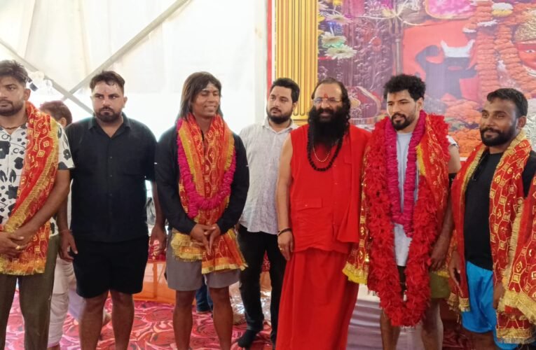 अखाड़ा परिषद अध्यक्ष श्रीमहंत रविंद्रपुरी ने किया कांवड़ लेने आए हरियाणा के खिलाड़ियों का स्वागत…