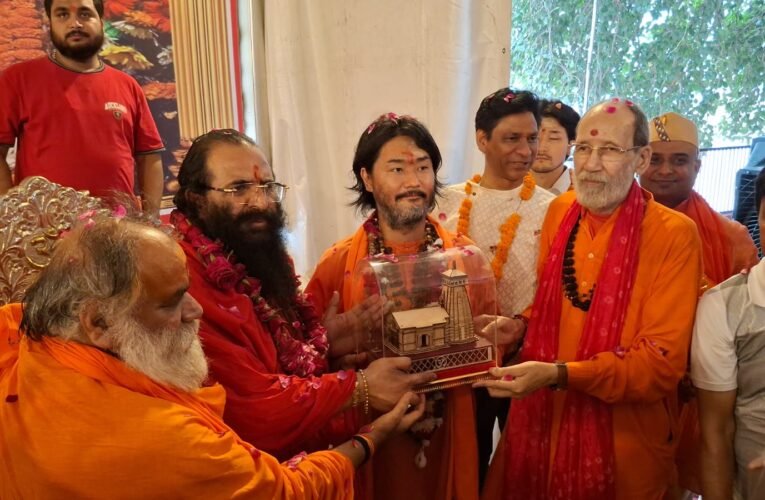 जापानी आध्यात्मिक गुरु बालाकुंभ गुरु मुनि (ताकायुकि) ने लिया अखाड़ा परिषद अध्यक्ष श्री महंत रविंद्र पुरी का आशीर्वाद…