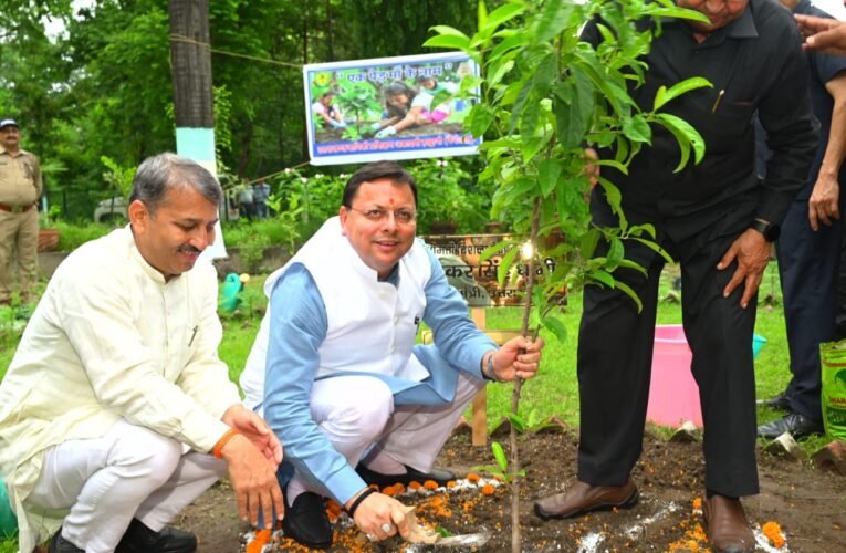 ‘एक पेड़ माँ के नाम’ अभियान के अंतर्गत मुख्यमंत्री ने किया वृक्षारोपण, पर्यावरण संरक्षण का दिया संदेश…