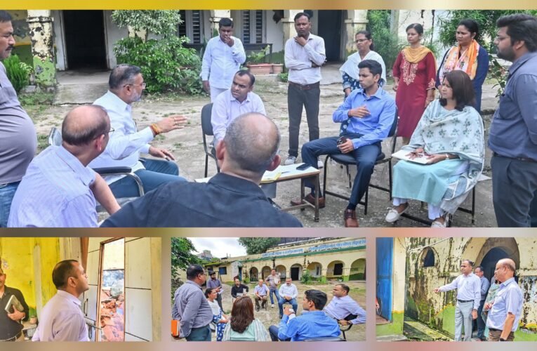 जिलाधिकारी मयूर दीक्षित ने अपर रोड स्थित दो प्राथमिक विद्यालय का क्या वाचक निरीक्षण