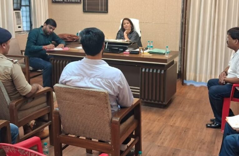 नगर क्षेत्र में फूटपाथ को सुव्यवस्थित करने के उद्वेश्य से डीएम के निर्देशन में नगर मजिस्ट्रेट अध्यक्षता में व्यापार मण्डल के पदाधिकारियों के साथ कि गयी बैठक…