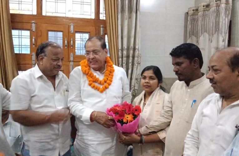 प्रदेश सचिव के घर पहुंचे यशपाल आर्य…