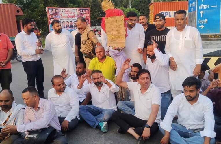 कांग्रेस ने Uksssc पेपर लीक मामले को लेकर सरकार का पुतला किया दहन…