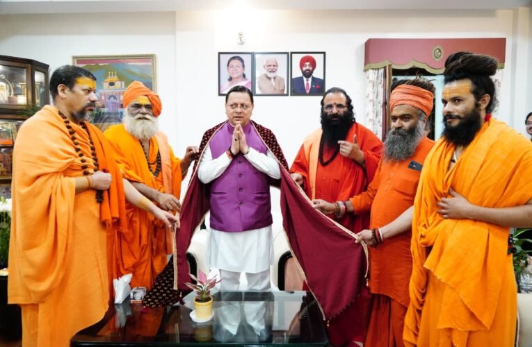 सीएम धामी से मिले अखिल भारतीय अखाड़ा परिषद के अध्यक्ष श्री महंत रवींद्र पुरी और महामंत्री श्री महंत हरि गिरी और आचार्य महामंडलेश्वर कैलाशानंद गिरि