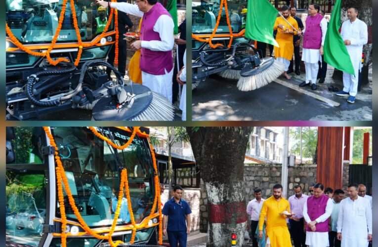 मुख्यमंत्री धामी ने नगर निगम, देहरादून द्वारा संचालित वैक्यूम बेस्ड रोड़ स्वीपिंग मशीन का किया फ्लैग ऑफ…