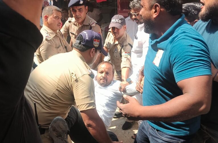 मुख्यमंत्री का विरोध करने पहुंचे कांग्रेस कार्यकर्ताओं को पुलिस ने किया गिरफ्तार…