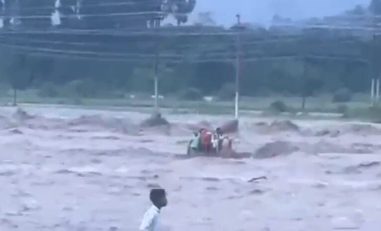 बड़ी तबाही, 10 लोगों से भरी ट्रैक्टर ट्राली पलक झपके ही नदी में समाई…