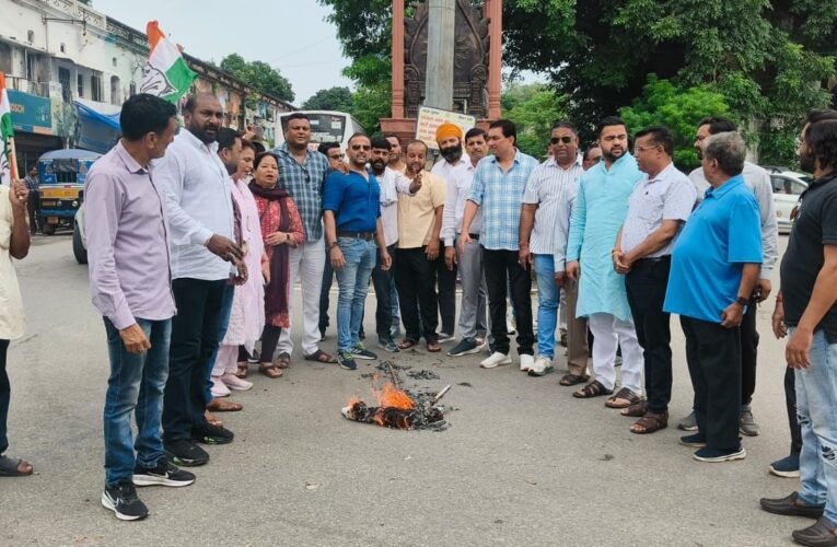 कांग्रेसियों ने फूंका सरकार का पुतला,देखें वीडियो