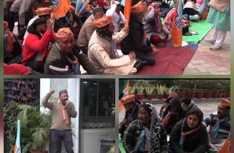 एम डी डी ए में अधिकारियों की मिली भगत से अवैध तथ्यों के आधार पर नक्शा पास करने के विरोध में सुराज सेवा दल के प्रदर्शन