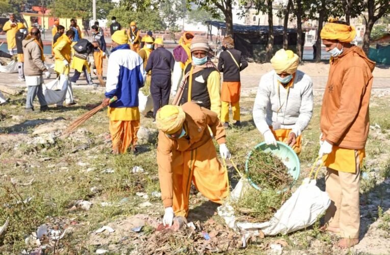 शांतिकुंज के साधकों ने की गंगा घाटों की वृहत सफाई, कई टन हटाया कचरा…