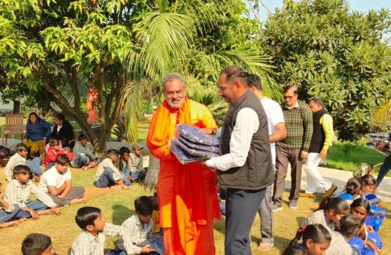 स्वामी यतीश्वरानंद ने 141 स्कूली छात्र-छात्राओं को ट्रैक सूट का किया वितरण…