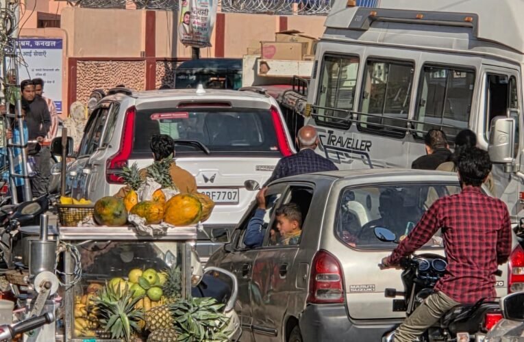 बंगाली हॉस्पिटल के सामने अवैध पार्किंग बनी जी का जंजाल,रोज घंटों लगता है जाम,देखें वीडियो