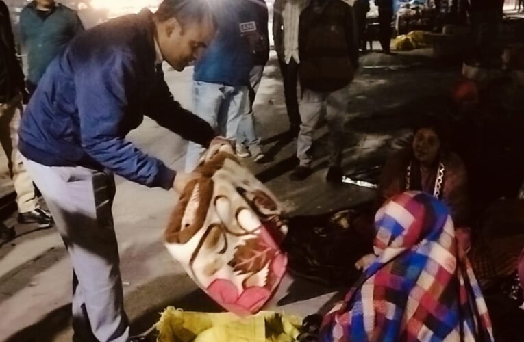 बेसहारा असहाय एवं गरीब लोगों को शीत लहर से बचाव के लिए डीएम ने रैन बसेरों का किया निरीक्षण, व्यवस्थाओं को परखा…