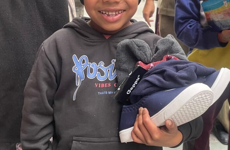 सर्दी से बचाव के लिए बच्चों में बांटे गर्म टोपी, सॉक्स और जूते…