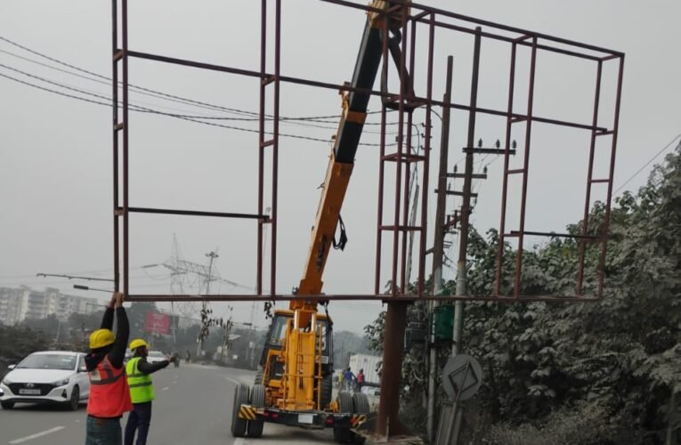एनएचएआई का अतिक्रमण पर एक्शन, राष्ट्रीय राजमार्ग से हटाए गए अवैध होर्डिंग व बोर्ड…