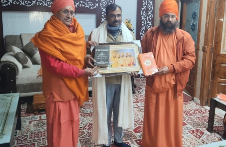 निर्मल अखाड़े के संतों ने किया गुरू दशमेश के अदम्य शौर्य की गाथा पुस्तक के लेखकों को सम्मानित…