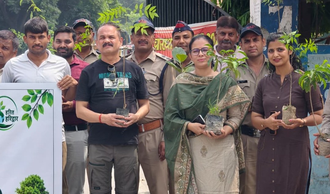 डीएम के निर्देश पर आरटीओ कार्यालय में 200 से अधिक फलदार एवं छायादार पौधों का रोपण…