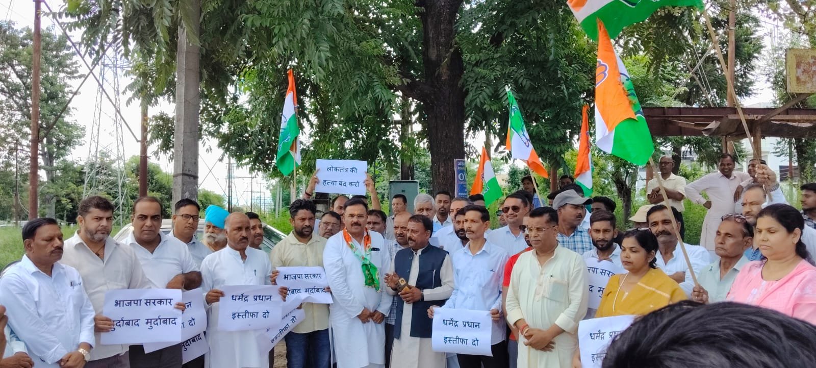 छात्रों पर लाठीचार्ज और नेता प्रतिपक्ष राहुल गांधी की गिरफ्तारी के विरोध में कांग्रेस कार्यकर्ताओं ने किया प्रदर्शन…